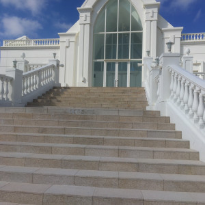 名前の通りの大階段|532542さんのモントレ・ルメール教会（ホテルモントレ沖縄スパ＆リゾート）チュチュリゾートウエディングの写真(785510)