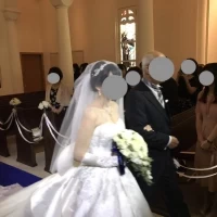 バージンロードを歩く新婦、新婦父