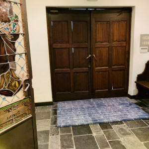 チャペル内廊下。木の扉自体も重いです。|532669さんのホテルセントカテリーナ宇多津（営業終了）の写真(781583)
