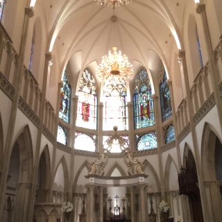 チャペルの中。ステンドグラスが綺麗です