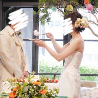 高砂席の周りに緑メインの装花。写真に良い感じに残ります