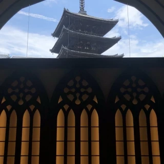 会場に入ると目の前に八坂の塔が見えます。