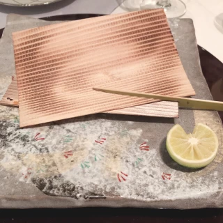 魚料理がこの下に