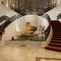 大階段と世界にひとつだけのピアノ「ゴールデンスタインウェイ」