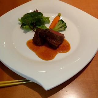 牛フィレ肉のステーキ ハーブサラダ添え