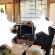 真ん中の机には自作のアルバムを飾っています