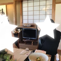 真ん中の机には自作のアルバムを飾っています