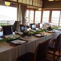 会場全体。窓が大きいです。