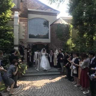 教会から出てフラワーシャワー