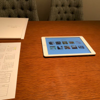 IPADで式の雰囲気やドレスなどを見ることができます