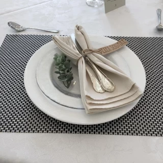 料理が運ばれて来る前のテーブルセッティング