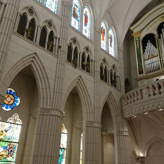 高い天井、祭壇と反対側にパイプオルガンと聖歌隊が居ます。