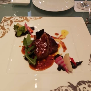 試食のフォアグラとステーキ
