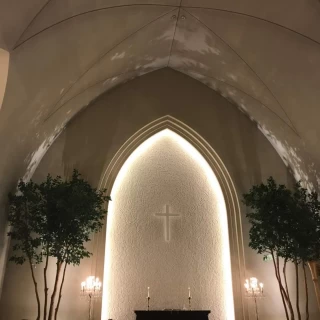 独立型で天井も高いチャペル。照明を落とした落ち着いた雰囲気。