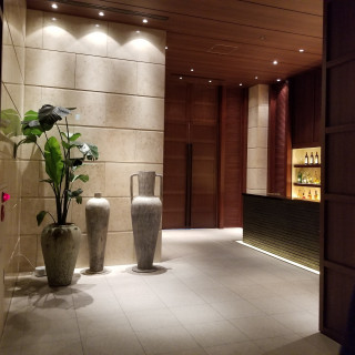 会場前のアプローチです