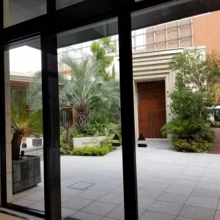 建物入口からチャペルを見た風景です