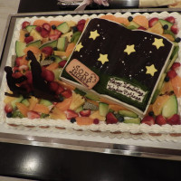 星空のプロポーズをテーマにしたウェディングケーキです。