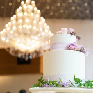 大人っぽくシンプルにテーマカラーに合わせたお花を添えて