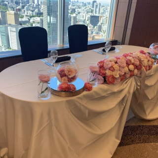 披露宴で使用する新郎新婦の席
後ろは東京を見渡せる絶景です