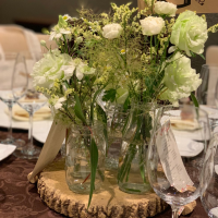 テーブル装花 切り株と花瓶でナチュラル
