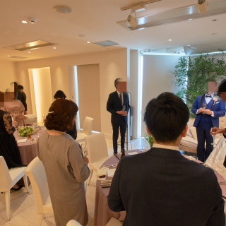 新郎新婦とゲスト(120名)の席は距離感近かったです。