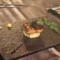 会場オススメのフォアグラのソテーお寿司仕立て