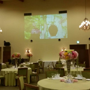映像は壁がスクリーンになり映し出されます|533662さんのホテル軽井沢エレガンス 「森のチャペル軽井沢礼拝堂」の写真(789370)