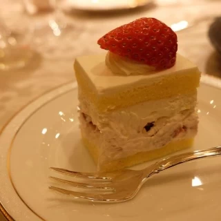 ケーキは今まで参列した結婚式の中で、1番美味しかったです！