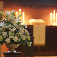 教会内のお花は最初から用意されており、料金はかかりません。