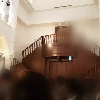 2階から新婦と新婦父が降りてきます