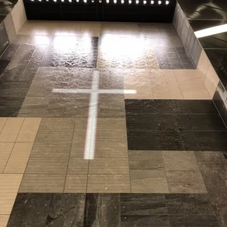 the ware house 
壁には水が流れて滝のように