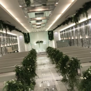 正面は滝があります。