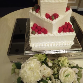 婚礼用ケーキの飾り付け