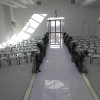 チャペル内の祭壇側からの眺め