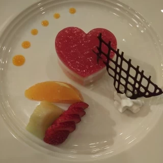 可愛らしい飾り付けのスイーツ