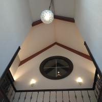 チャペル内部天井とアンティークな照明