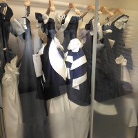神戸らしいハイセンスの紺×白のマリンカラーデザインのドレス