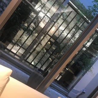 受付から見えるガラス張りのチャペル