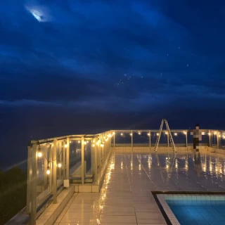 夜のテラスとプール。