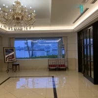 ロビー入り口。
海を一望できます。