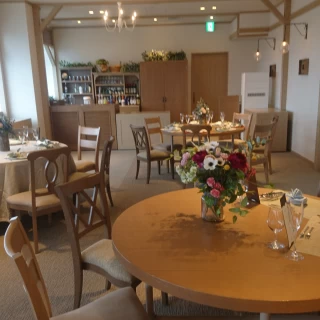 木のぬくもりが感じられる披露宴会場