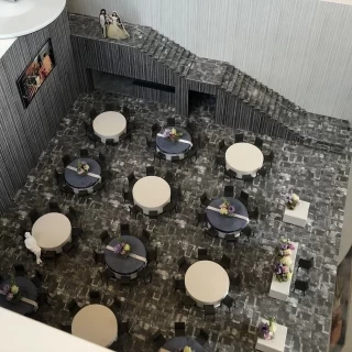 完成前の為、模型です。
披露宴会場内には階段があります。