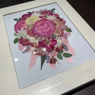 アルバムの表紙 結婚式当日のブーケを押し花にしてもらえます