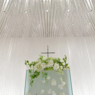 クリスタルが輝くチャペル