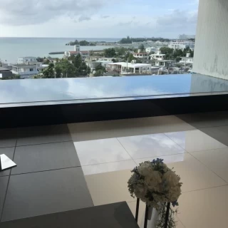 沖縄の海を臨むチャペル。奥には水が張ってありオシャレです。
