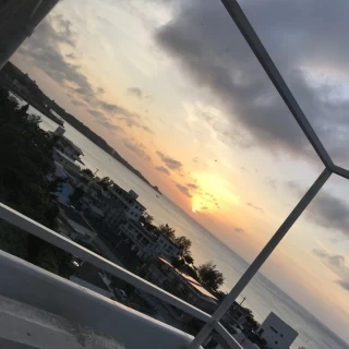 テラスからの夕焼けです。運がいいと緑色に見えるとか。