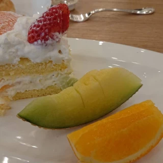 こちらもケーキの画像です。フルーツ付きです