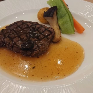 国産牛フィレ肉のステーキです。