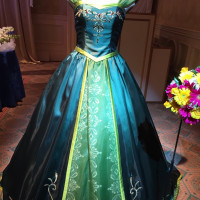 アナと雪の女王のイメージのドレス