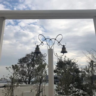挙式後に外へ出て鐘を鳴らせます
